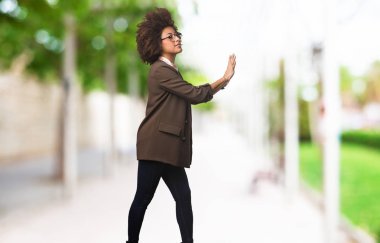 siyah kadın tam vücut çekerek