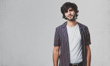 Genç yakışıklı adam neşeli ve kocaman bir gülümseme, kendine güvenen, dostu ile ve samimi, ifade pozitifliği ve başarı