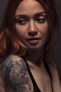 kızıl saçlıya kız uzakta stüdyo çekim 