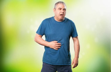 yeşil arka plan bulanık üzerinde yorgun olgun adam