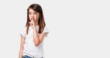 Tam vücut bir sırrı saklamak veya soran sessizlik, ciddi bir yüz, itaat kavramı için küçük kız