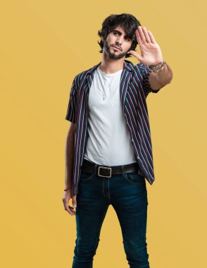 Genç yakışıklı önünde el koyarak ciddi ve kararlı, adamım, jest durdurmak, kavramı inkar