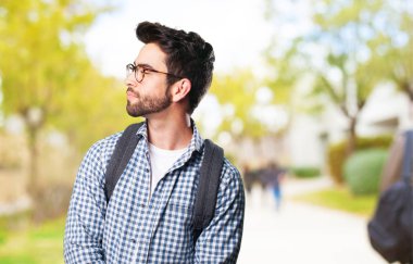 arka plan bulanık dalgın genç adam