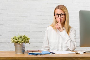 Bir sırrı saklamak veya soran sessizlik, ciddi bir yüz, itaat kavramı için görevleri yapmak masasına oturan genç öğrenci portresi