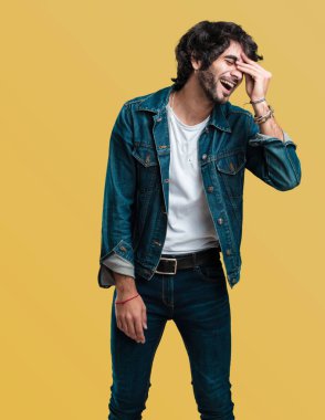 Rahat ve neşeli, gülen ve having fun, genç yakışıklı adam kendinden emin ve başarılı hissediyor