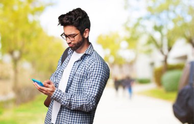 bir hesap makinesi tutan öğrenci adam