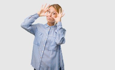 Geniş gözleri ile bakarak genç güzel sarışın kadın portresi