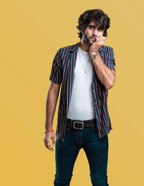 Yakışıklı delikanlı çivi, gergin ve çok endişeli ve gelecek için korkmuş ısırma panik ve stres hissediyor