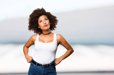 bulanık arka plan üzerinde düşünme genç siyah kadın