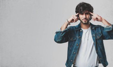 Tam karşıda görünen bir konsantrasyon jest yapma yakışıklı delikanlı adam bir hedef odaklı