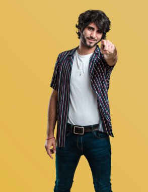 Genç yakışıklı adam neşeli ve gülümseyerek önüne işaret