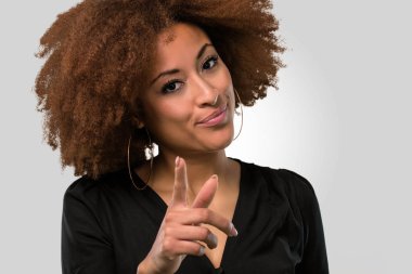 afro kadın önüne, yüz closeup işaret