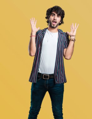 Kontrolden çıktı, özgürlük ve vahşi ifade etmek komik deli deli ve umutsuz, çığlık genç yakışıklı adam