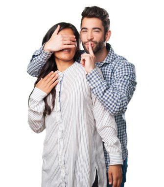 adam givign onun kız arkadaşı için bir sürpriz