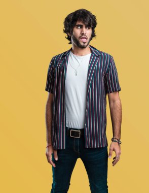 Yakışıklı genç adam çok korkmuş ve korkuyor, bir şey, acı çığlıkları ve açık göz, çaresizlere delilik kavramını