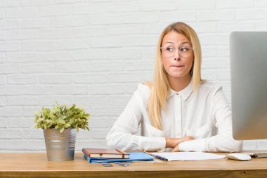 Görevleri şüphe ve karışık, düşünme, bir fikir ya da bir şey hakkında endişeli masasına oturan genç öğrenci portresi