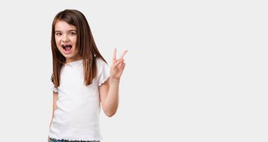 Tam vücut küçük kız eğlenceli ve, pozitif ve doğal, mutlu bir jest zafer, barış kavramı