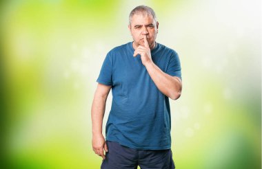 Olgun adam sessizlik jest kızgın