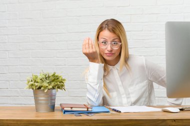 Tipik İtalyan jest, gülümseyen ve düz ileriye baktığımızda, simge veya el, çok doğal bir ifadeyle yapıyor görevleri yapmak masasına oturan genç öğrenci portresi