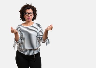 Gerek, hayır kurumuna geri yükleme, yoksulluk ve sefalet kavramı bir jest yapma orta yaşlı kadın üzgün ve depresyonda,