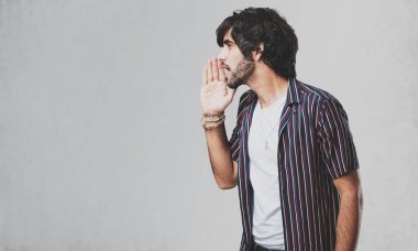 Kızgın, çığlık genç yakışıklı adam delilik ve zihinsel istikrarsızlık, ifade açık ağız ve gözleri yarı açık, delilik kavramı