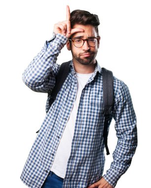 Beyaz arka plan üzerinde izole daha gevşek bir jest yapan genç erkek