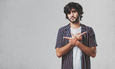 Genç yakışıklı adam şaşkın ve şüpheli biri, kararsızlık kavramı iki seçenek arasında karar verir