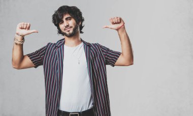 İşaret parmakları, örnek takip etmek, memnuniyeti, kibir ve sağlık kavramı yakışıklı delikanlı gurur ve kendinden emin,