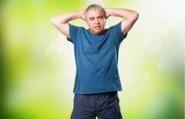 yeşil arka plan bulanık olgun adam daha gevşek jest