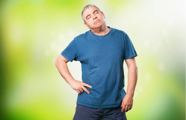 yeşil arka plan bulanık üzerinde yorgun olgun adam