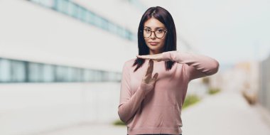 Bir zaman aşımı jest yapma yorgun ve bıkkın, genç güzel kadın bir iş stresi, kampüs içinde zaman kavramı nedeniyle son verilmeli