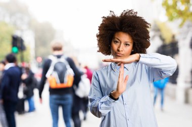 Genç siyah kadının üzerinde zaman ara hareketi yapması arka plan bulanık