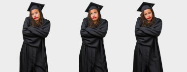 Şüphe ve omuzlarında shrugging mezun genç siyah kadın kümesi