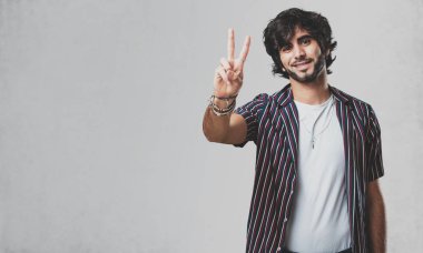 Genç yakışıklı adam gösteren ikinci sayım simgesi, matematik, kendinden emin ve neşeli kavramı