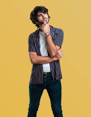 Düşünme ve bakılması, hakkında bir fikir, karışık yakışıklı delikanlı bir çözüm bulmaya çalışıyorum