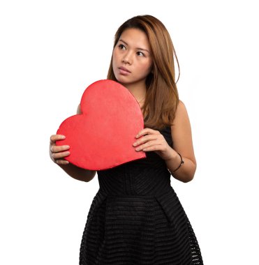 Beyaz arka plan üzerinde izole kalp şekli tutan siyah elbiseli Çinli kadın