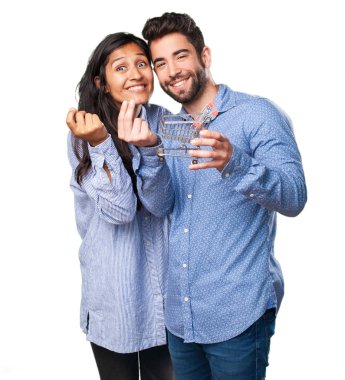 bir alışveriş sepeti tutan genç çift