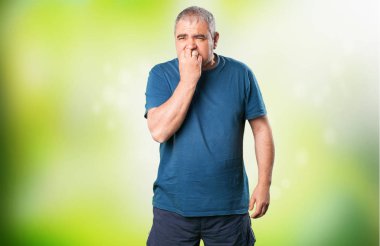 yeşil arka plan bulanık endişeli olgun adam