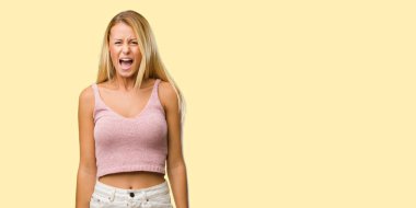 Genç güzel sarışın kadın ifade delilik ve zihinsel istikrarsızlık, kızgın, çığlığı portresi açık ağzı ve gözleri yarı açık, delilik kavramı