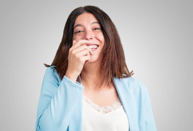 Kendinden emin ve başarılı rahat ve neşeli, gülen ve having fun, orta yaşlı kadın hisseder