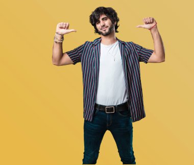 İşaret parmakları, örnek takip etmek, memnuniyeti, kibir ve sağlık kavramı yakışıklı delikanlı gurur ve kendinden emin,