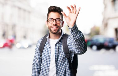 Genç adam arka plan bulanık ekranda dokunmadan