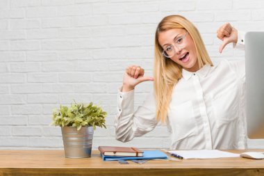 Genç öğrenci görevleri gurur ve kendinden emin, onun masasına oturan işaret parmakları, örnek takip etmek, memnuniyeti, kibir ve sağlık kavramı portresi