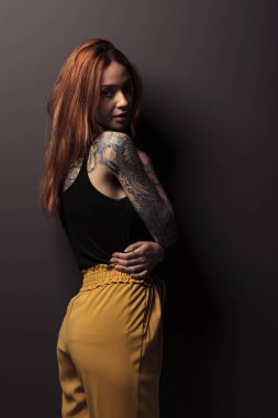 Stüdyo çekim güzel kızıl saçlı kız, yan görünüm  