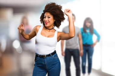 Genç siyah kadın arka plan bulanık kişi ile dans