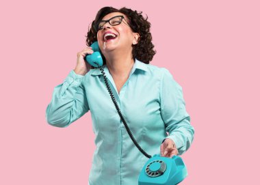 Yüksek sesle gülüyor, eğleniyor konuşma ile bir arkadaş veya bir istemci kadın orta yaşlı