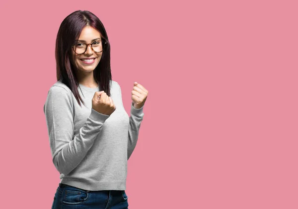 Joven Mujer Bonita Muy Feliz Emocionada Levantando Brazos Celebrando Una — Foto de Stock