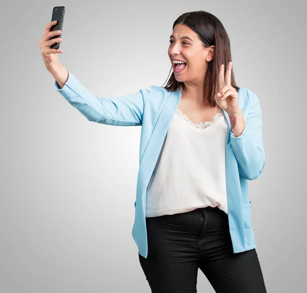 Женщина Средних Лет Уверенно Весело Делая Селфи Глядя Мобильный Телефон — стоковое фото