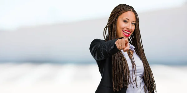 Retrato Una Joven Mujer Negra Negocios Alegre Sonriente Apuntando Frente —  Fotos de Stock