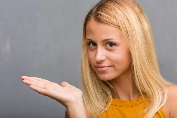 Porträt Einer Natürlichen Jungen Blonden Frau Die Etwas Mit Der — Stockfoto